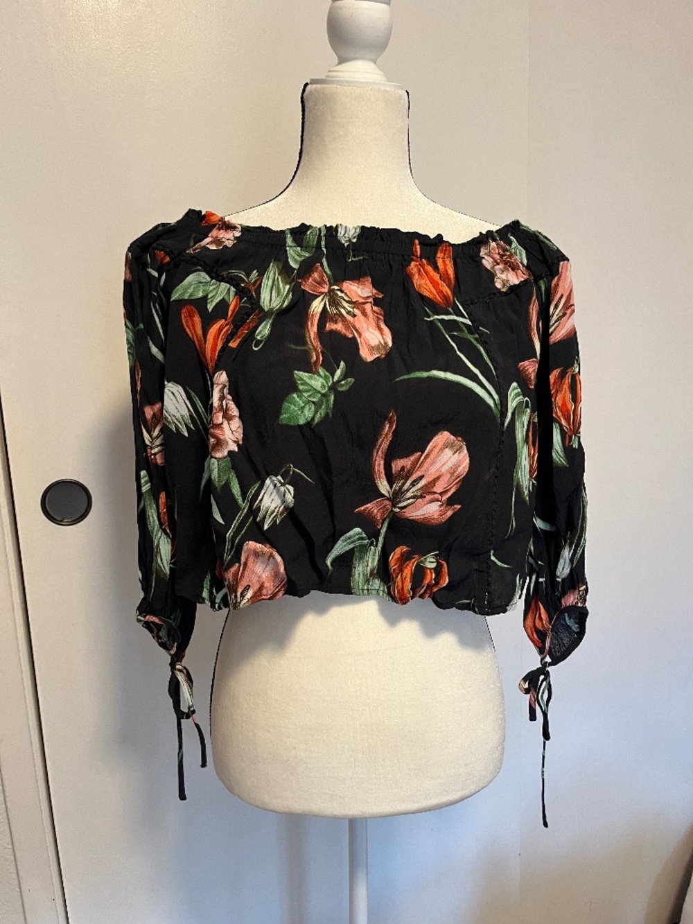 ASTR The Label Black Floral Off-The-Shoulder Crop Top with Tie Sleeve - XS
